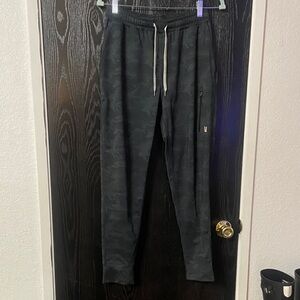 Vuori Men’s Sunday Performance Jogger in Black Camouflage Size Small